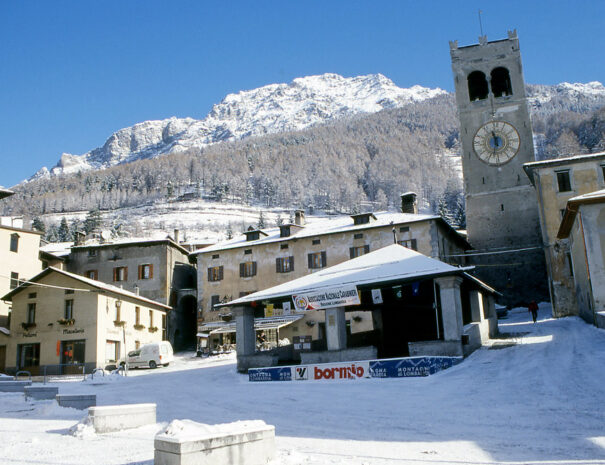 piazza del kuerc bormio inverno